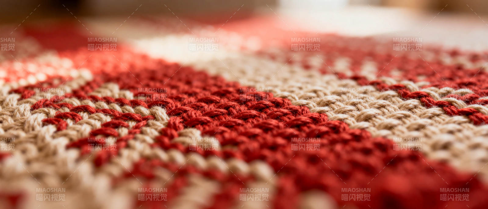 红白条纹编织毯图片