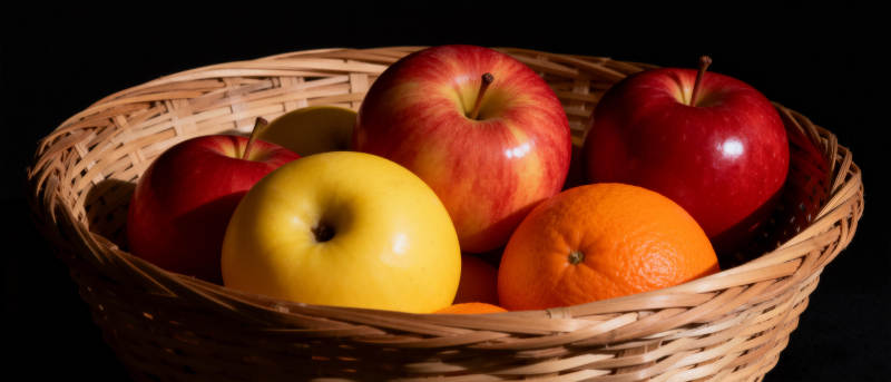 水果篮中的苹果与橙子图片