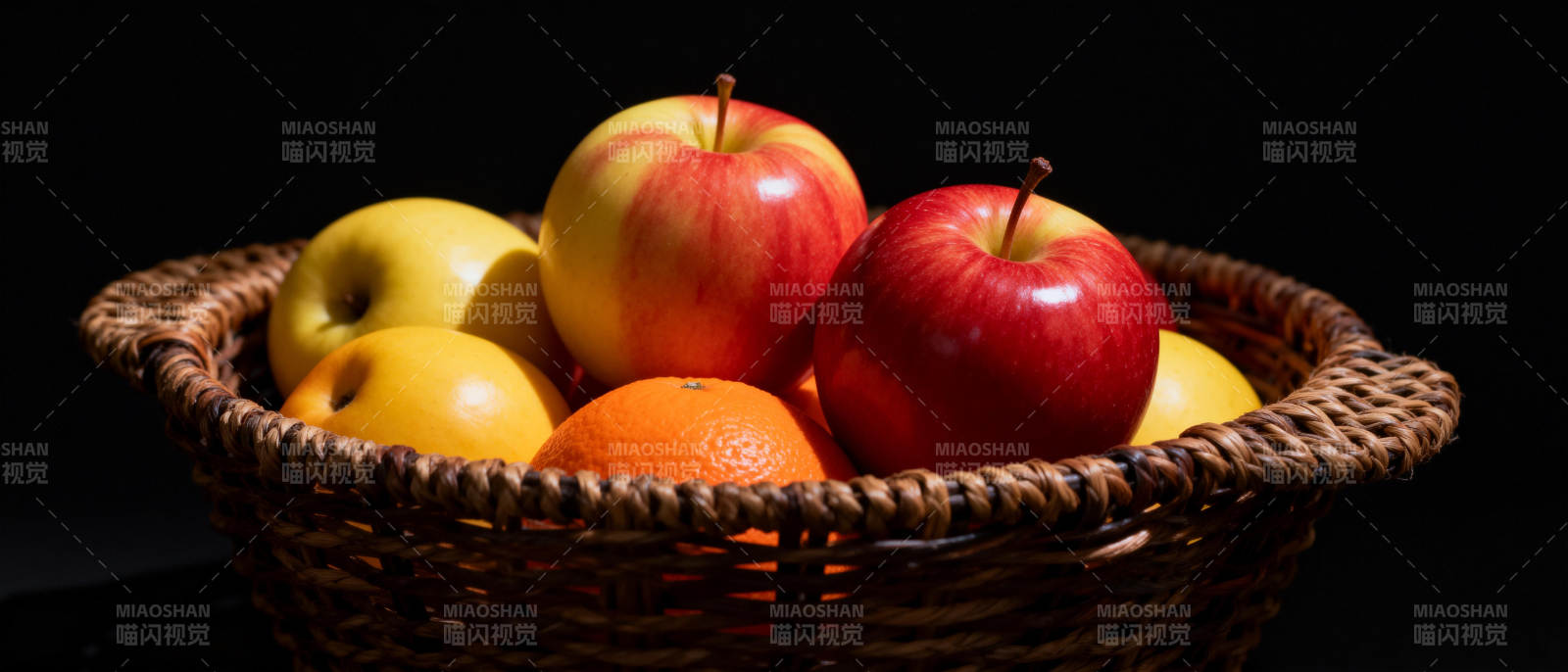 果篮中的新鲜水果图片