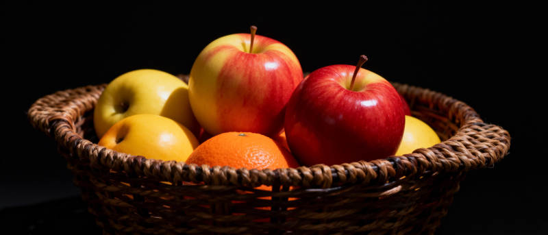 果篮中的新鲜水果图片