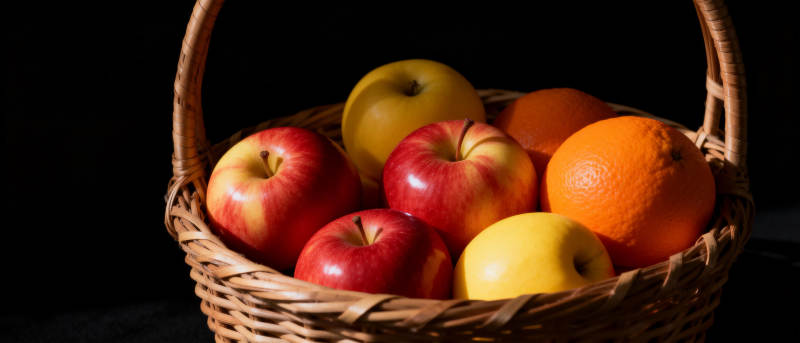 果篮盛满鲜果图片