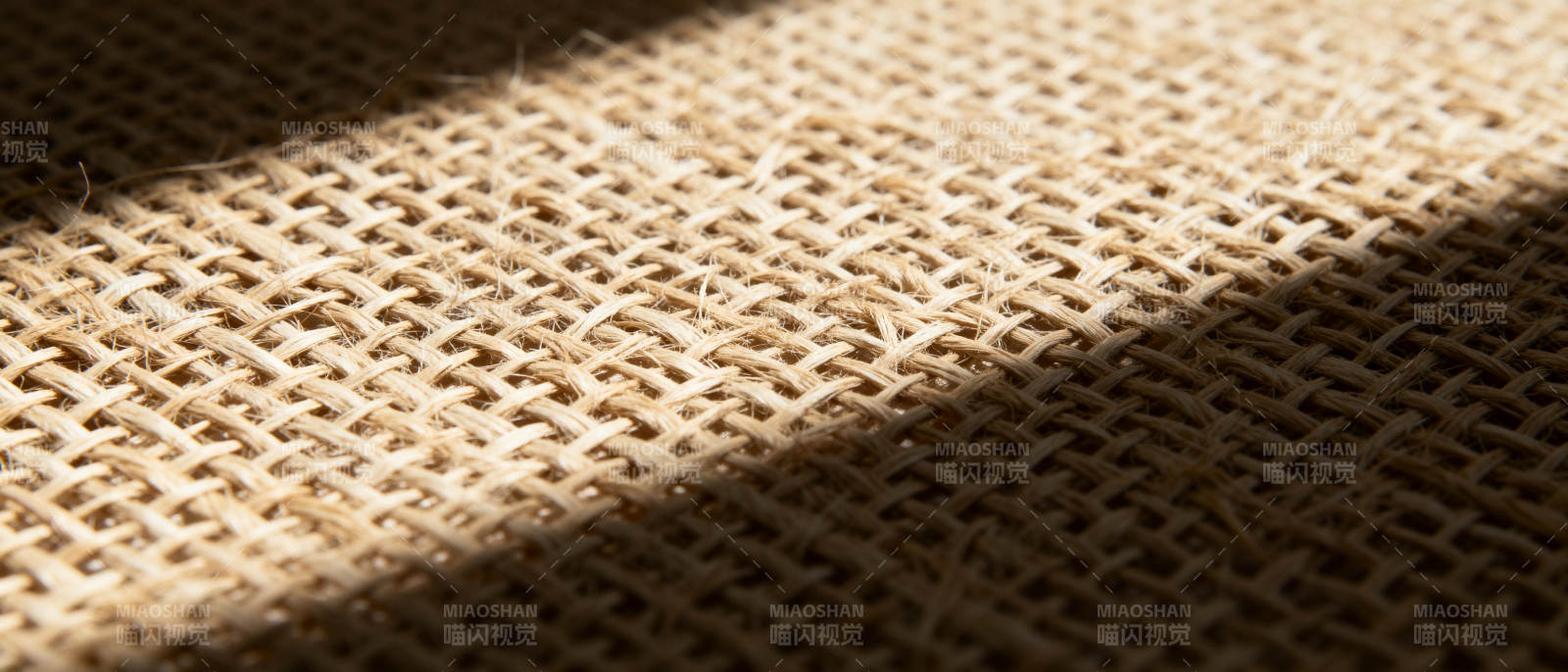 光影下的麻布纹理图片
