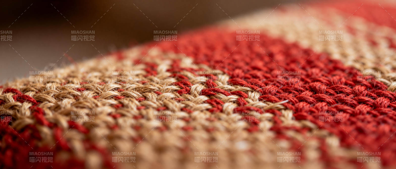 红棕交织的织物纹理图片