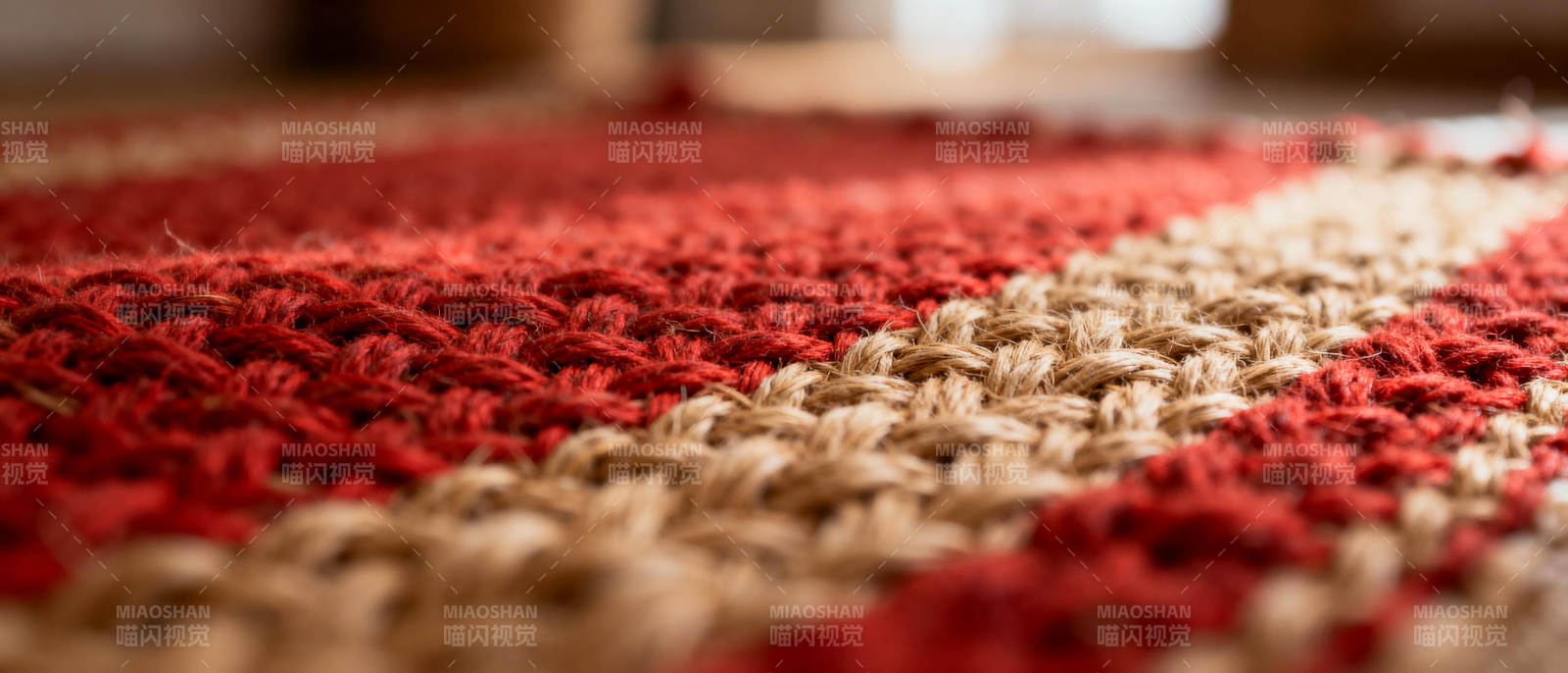 红棕相间编织地毯图片