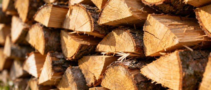 整齐堆放的木柴图片