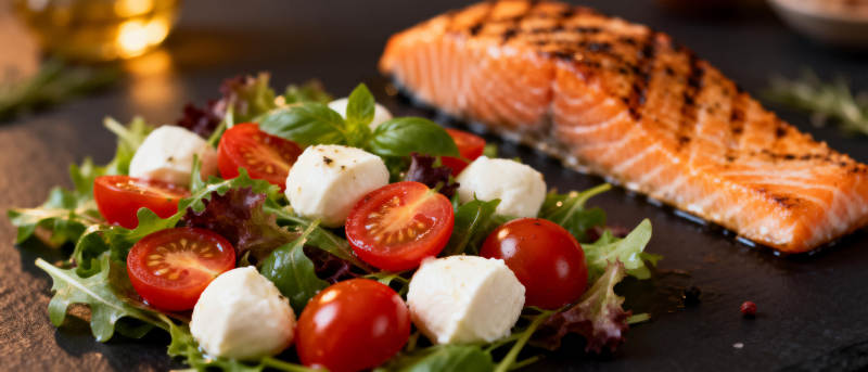 三文鱼配蔬菜沙拉图片