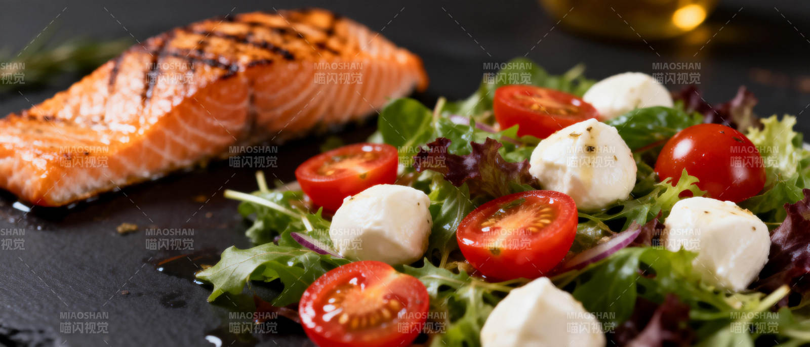 烤三文鱼配沙拉图片