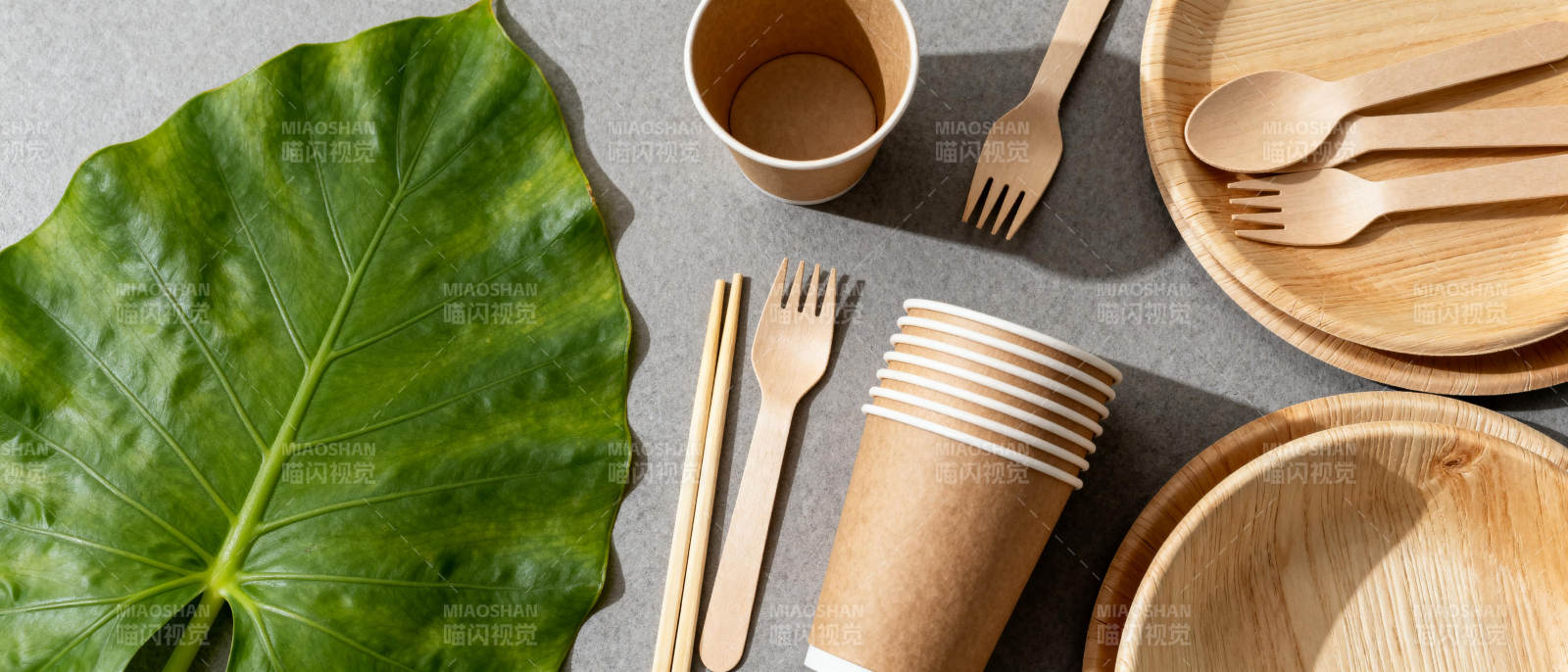 环保餐具与绿叶图片