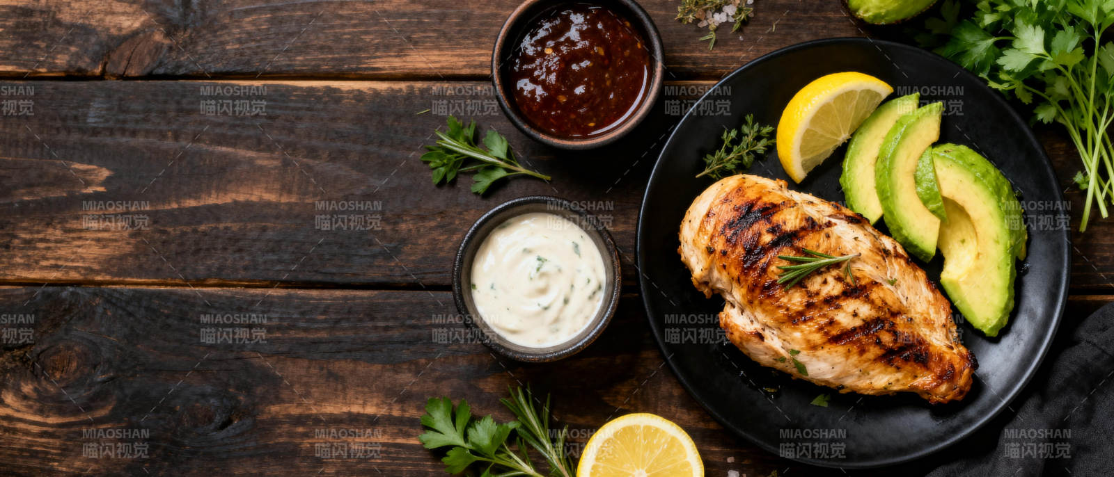 烤鸡配牛油果图片