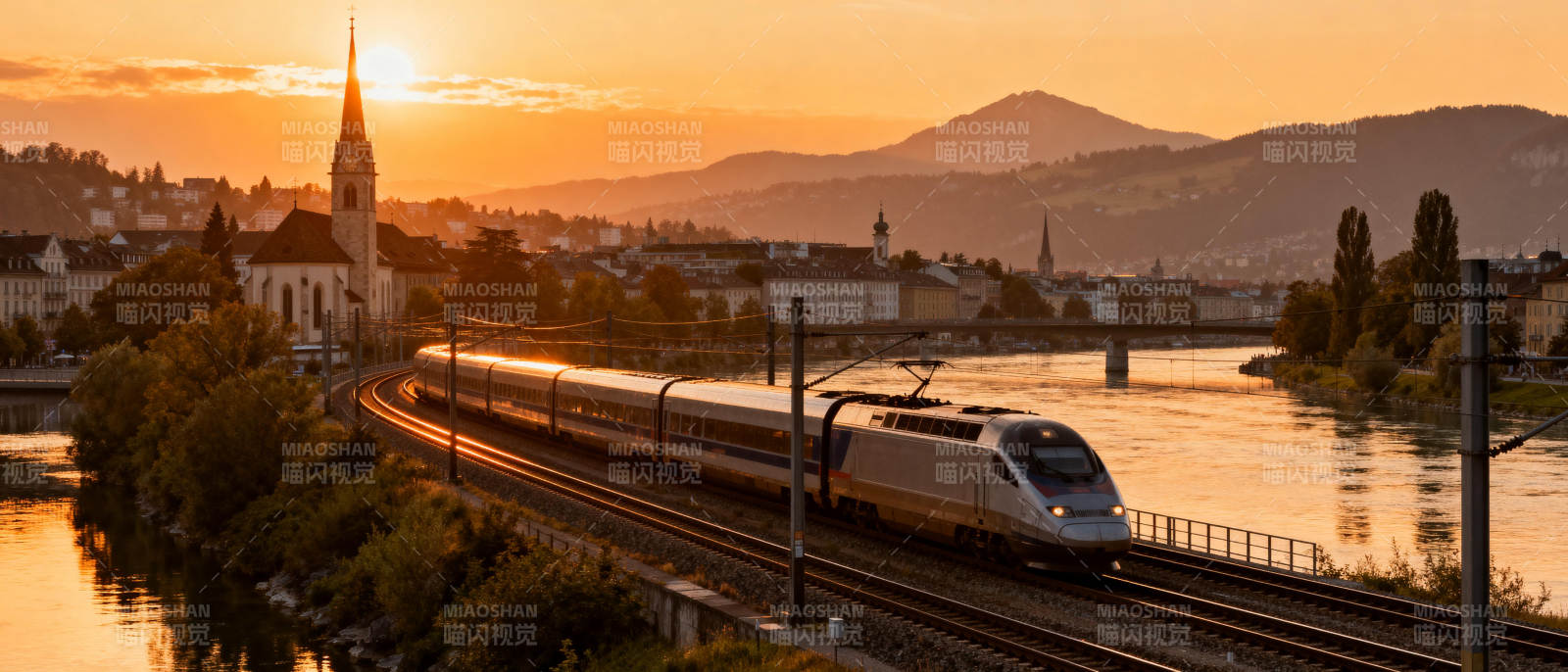 夕阳下的城市列车图片