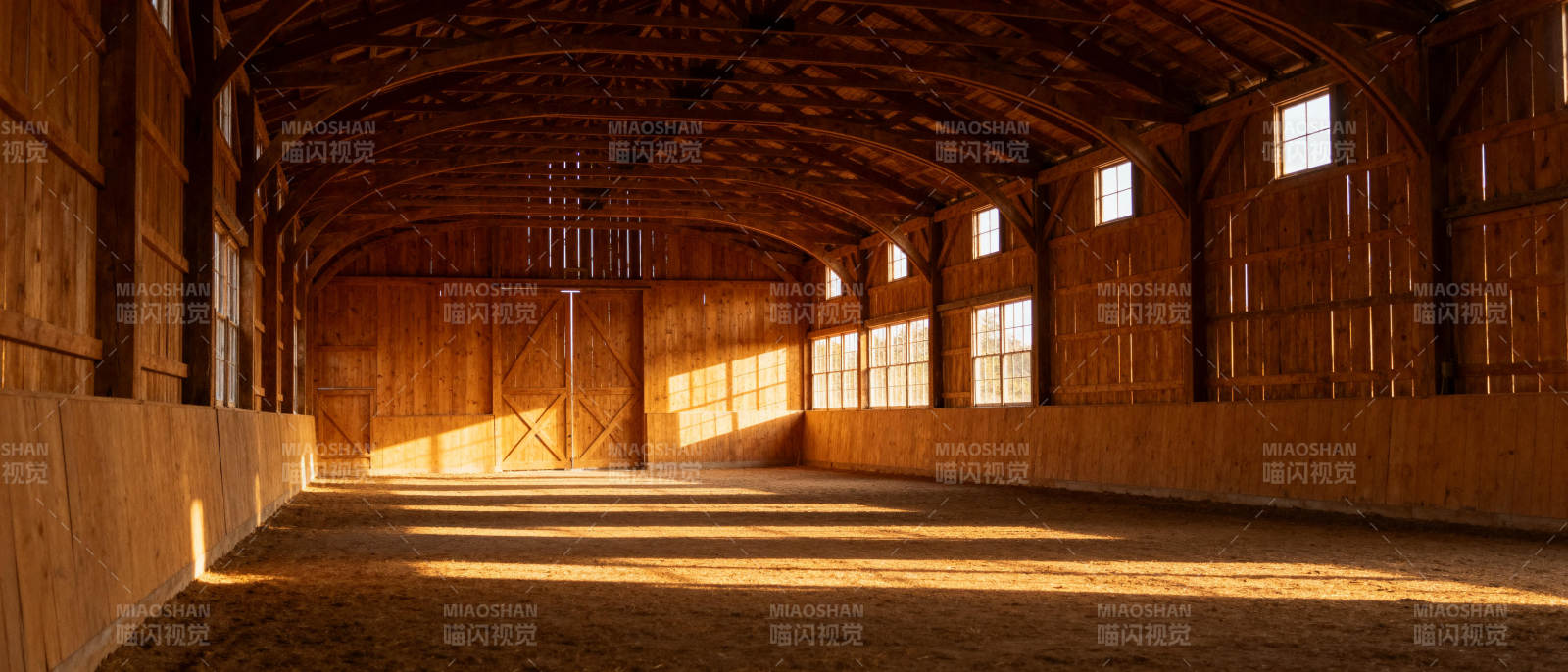 空旷木屋光影图片