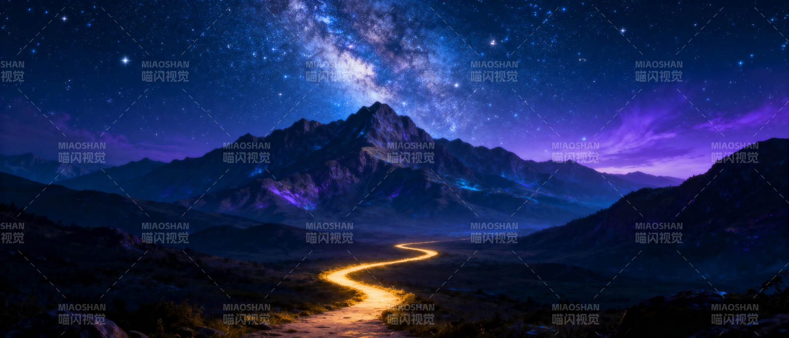 星河下的山间夜路图片