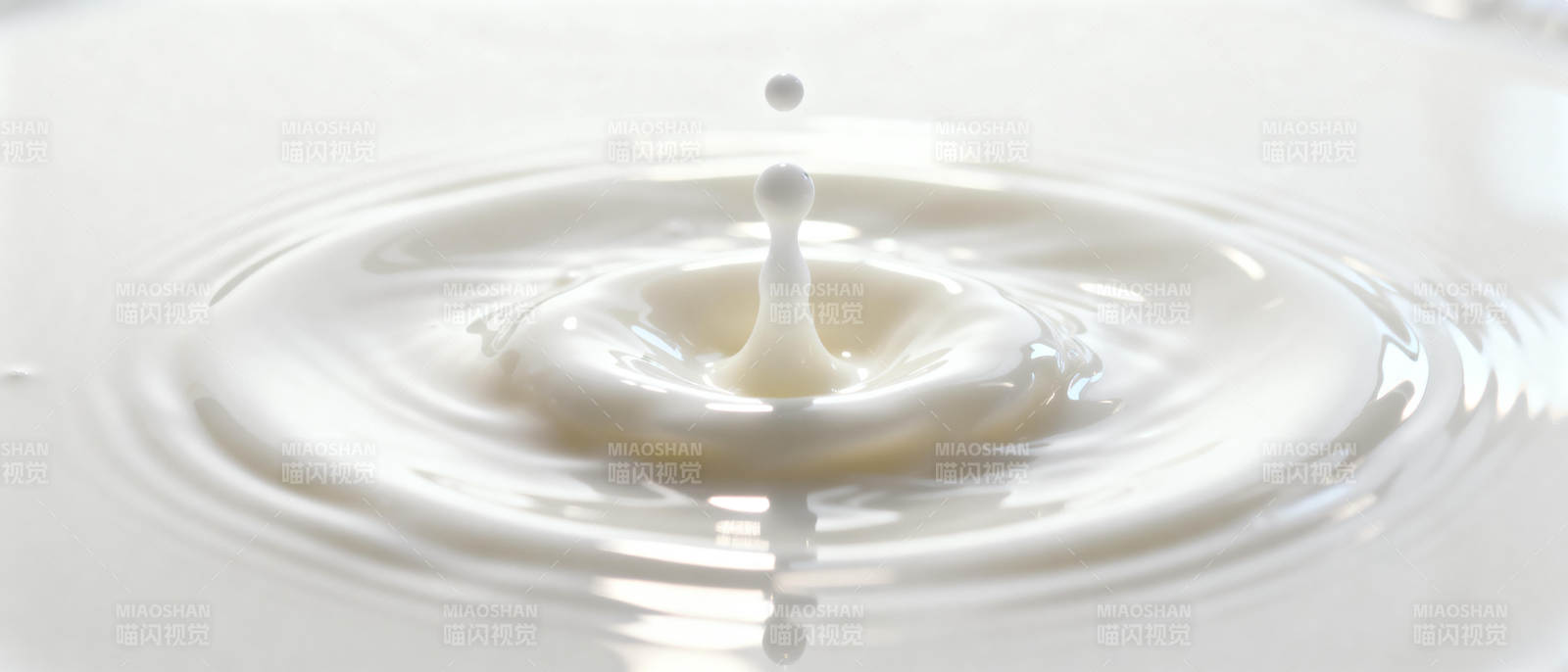 牛奶滴落瞬间图片