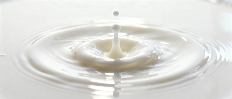 牛奶滴落瞬间图片