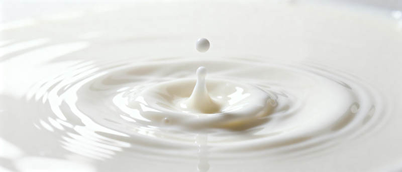 牛奶滴落瞬间图片