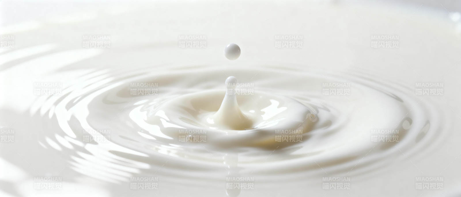 牛奶滴落瞬间图片