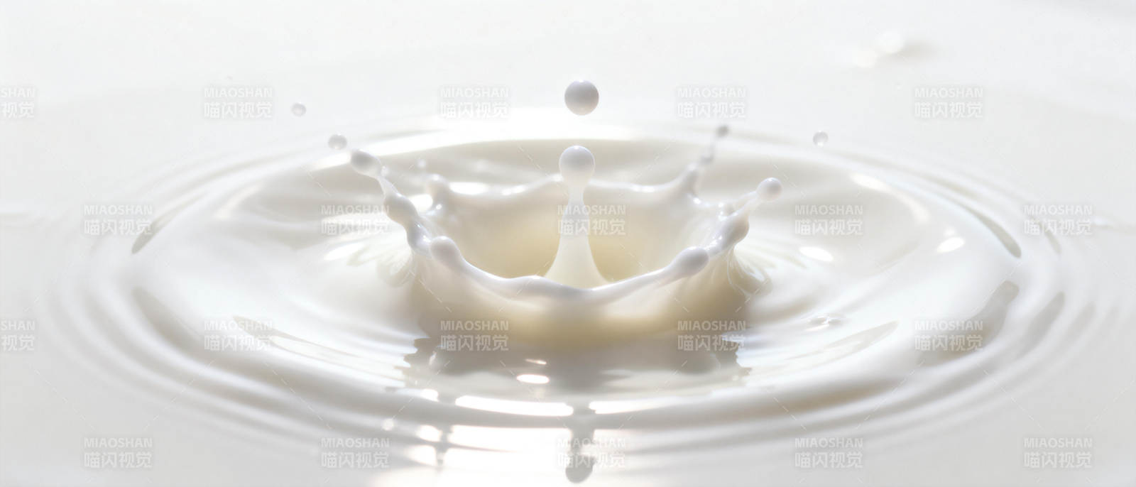 牛奶滴落瞬间图片