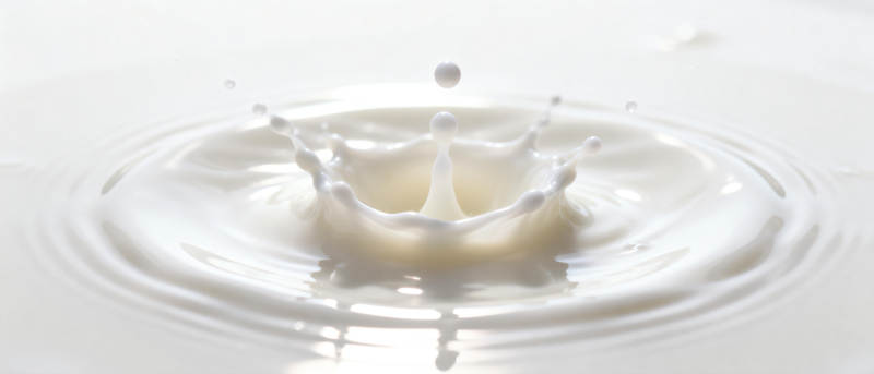 牛奶滴落瞬间图片