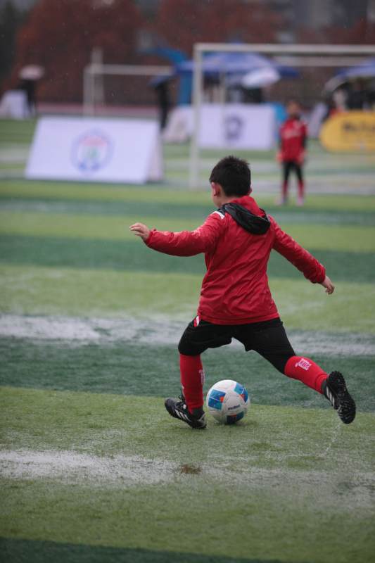 少年踢球瞬间图片