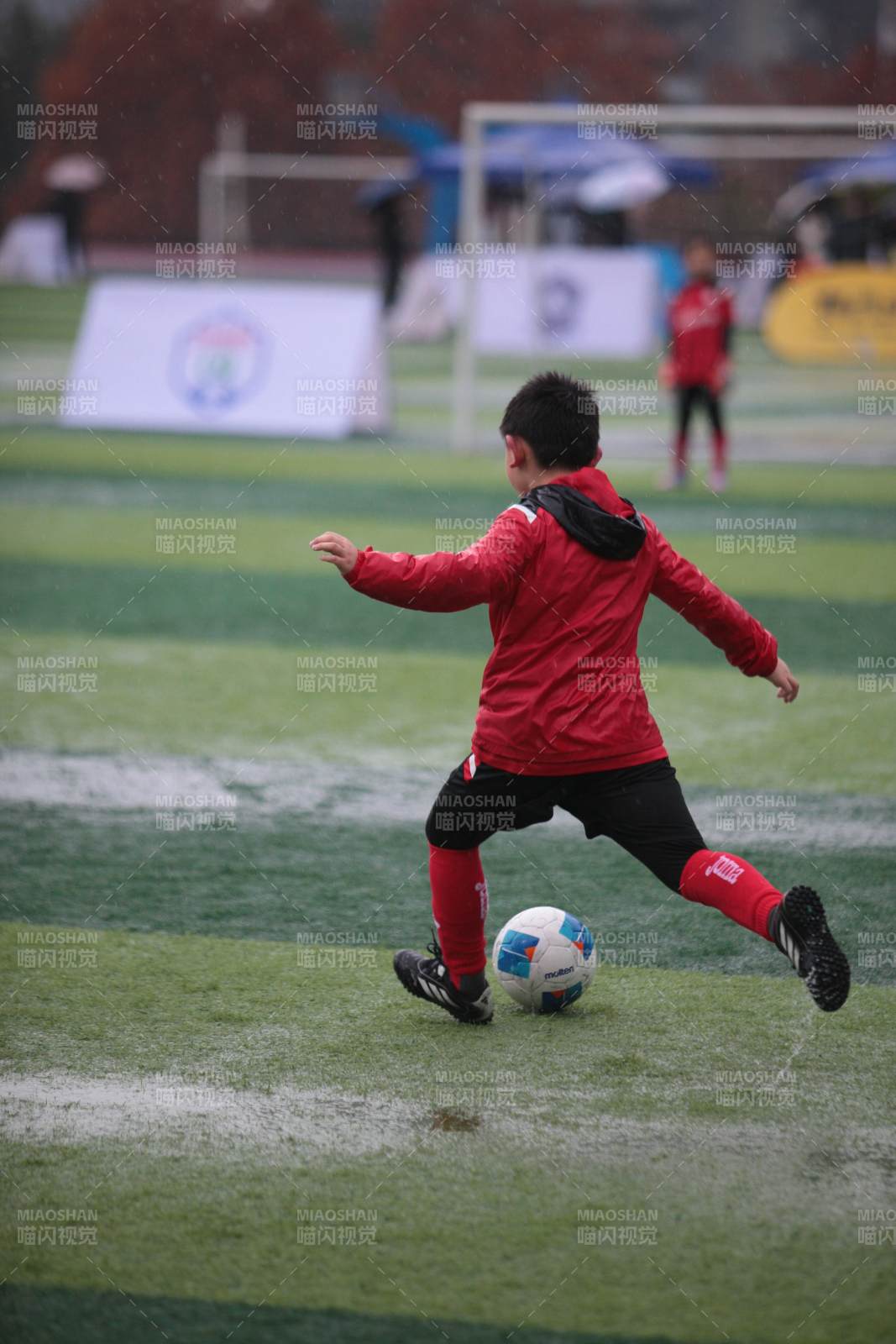 少年踢球瞬间图片