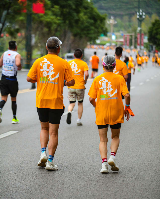 奔跑的橙色身影图片