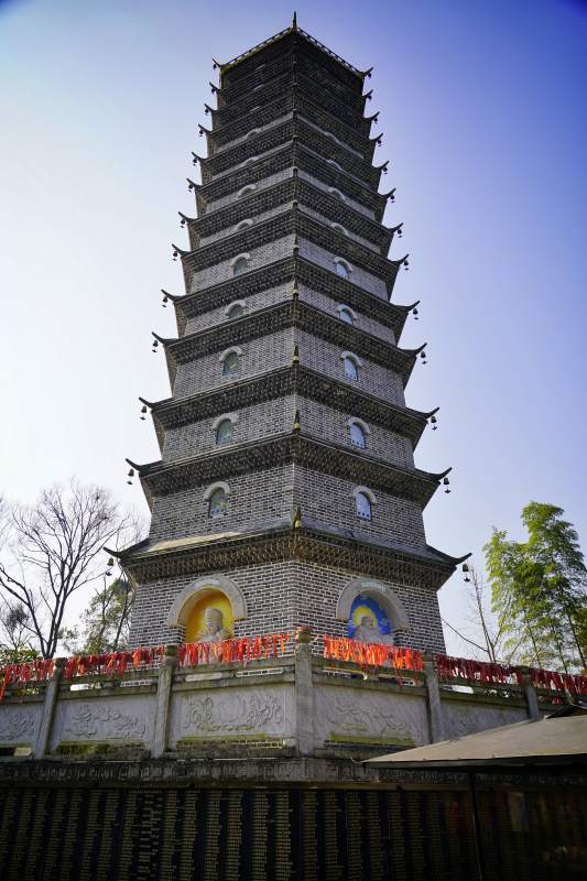 般若寺古塔巍峨耸立图片