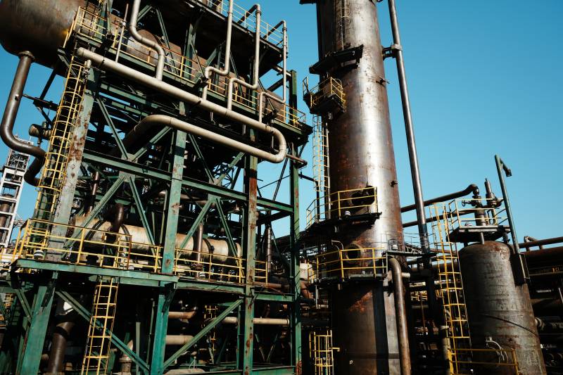 炼油厂区管道塔架图片