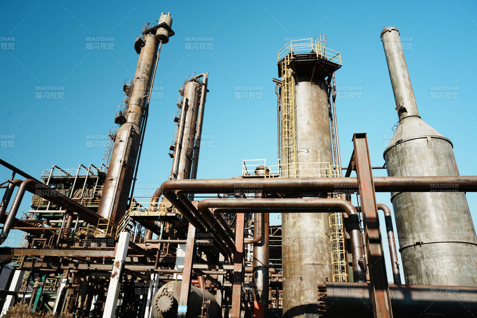 炼油厂区塔罐林立图片