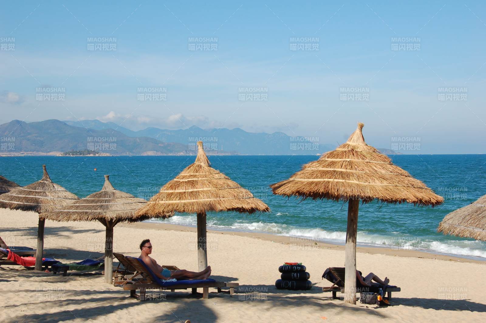 越南芽庄 沙滩遮阳伞下休闲图片