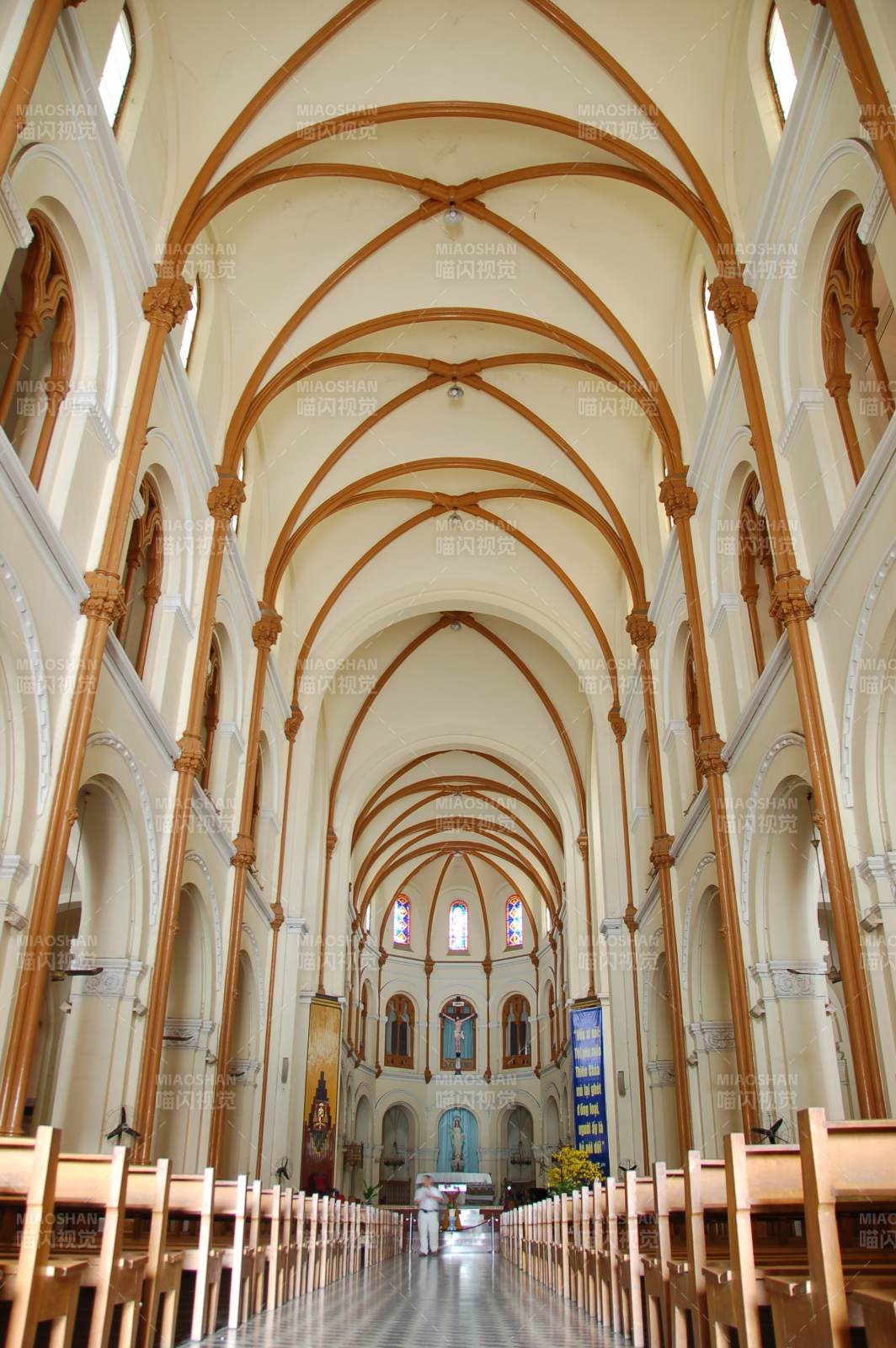 胡志明市 教堂内部拱顶长廊图片
