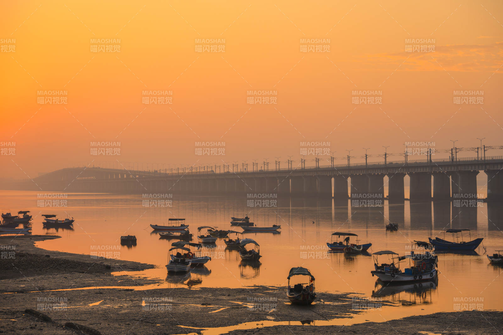 夕阳下的渔港跨海大桥桥影图片