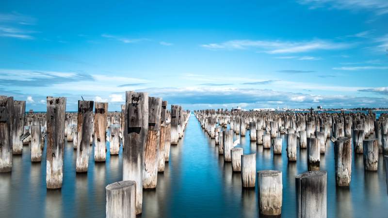 墨尔本王子港码头木桩图片