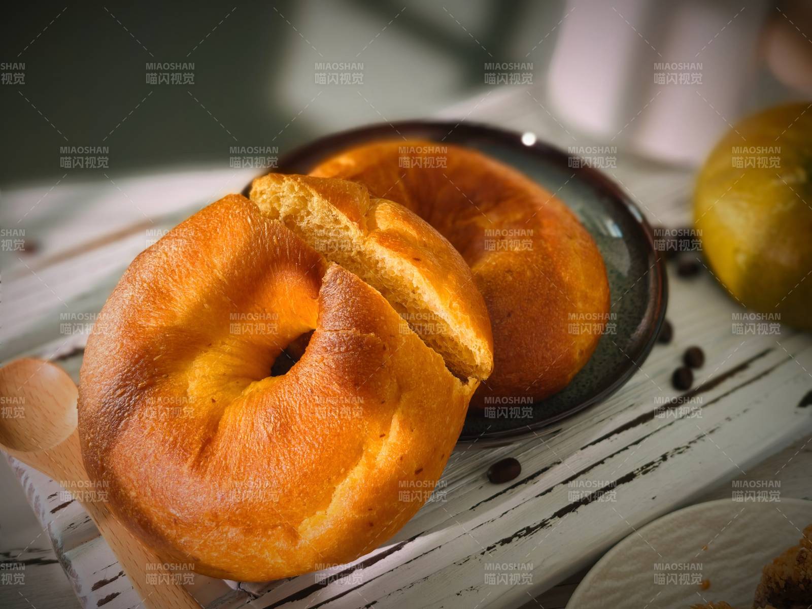 金黄色甜甜圈图片