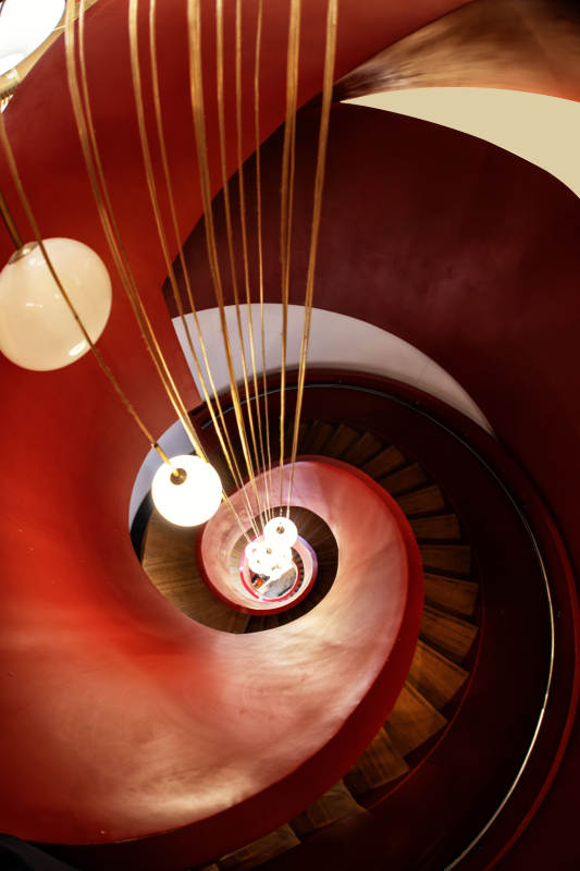 螺旋楼梯的光影艺术图片