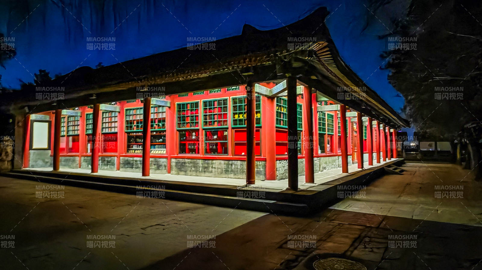 颐和园夜色中的红墙古建筑图片