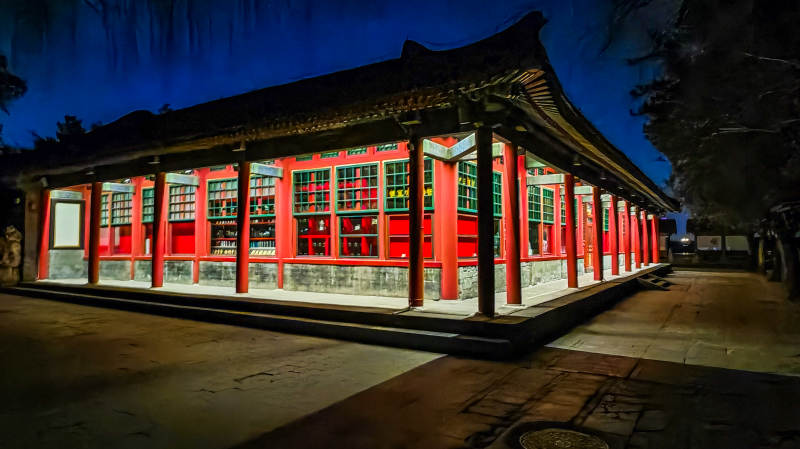 颐和园夜色中的红墙古建筑图片