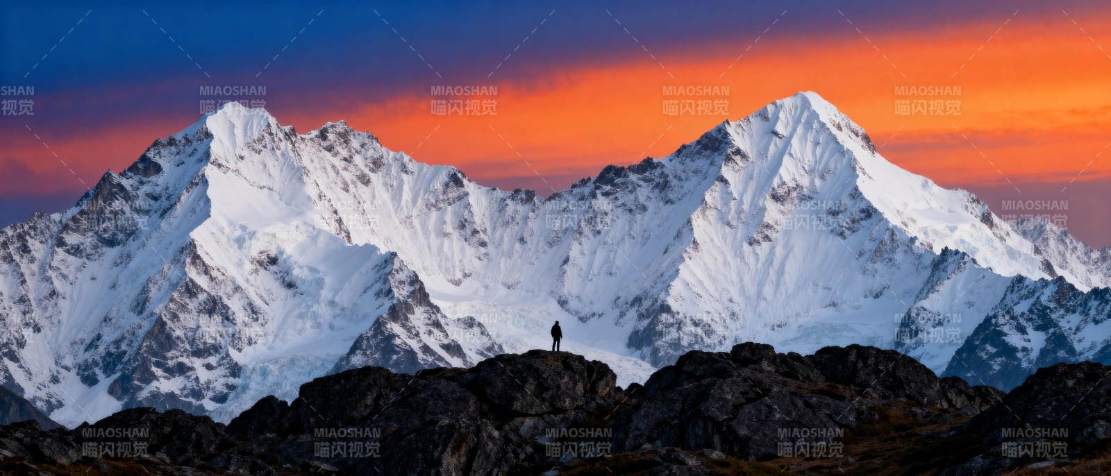 雪山日落人影图片
