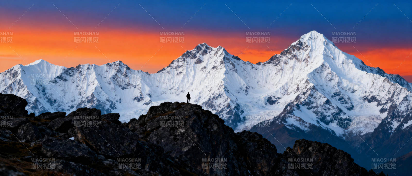 雪山日落剪影图片