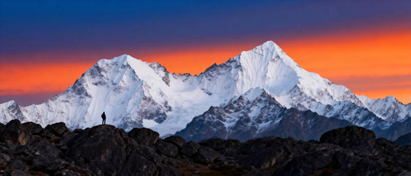 雪山日出 一人独行图片