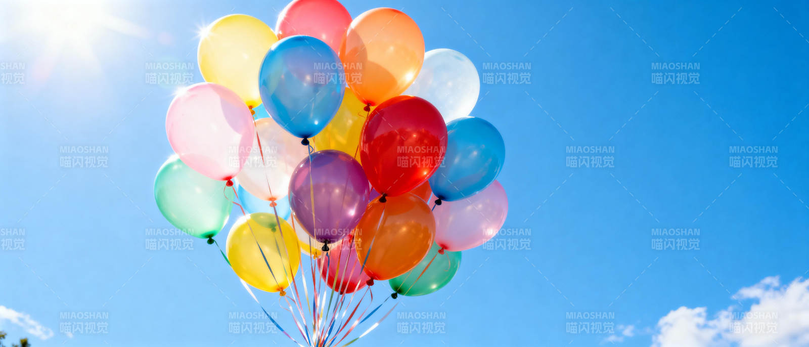 彩色气球飞向蓝天图片