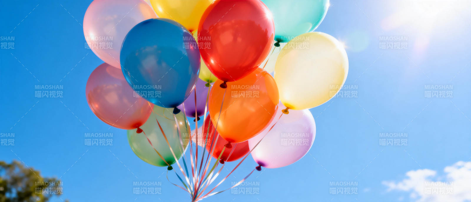 彩色气球飞向蓝天图片