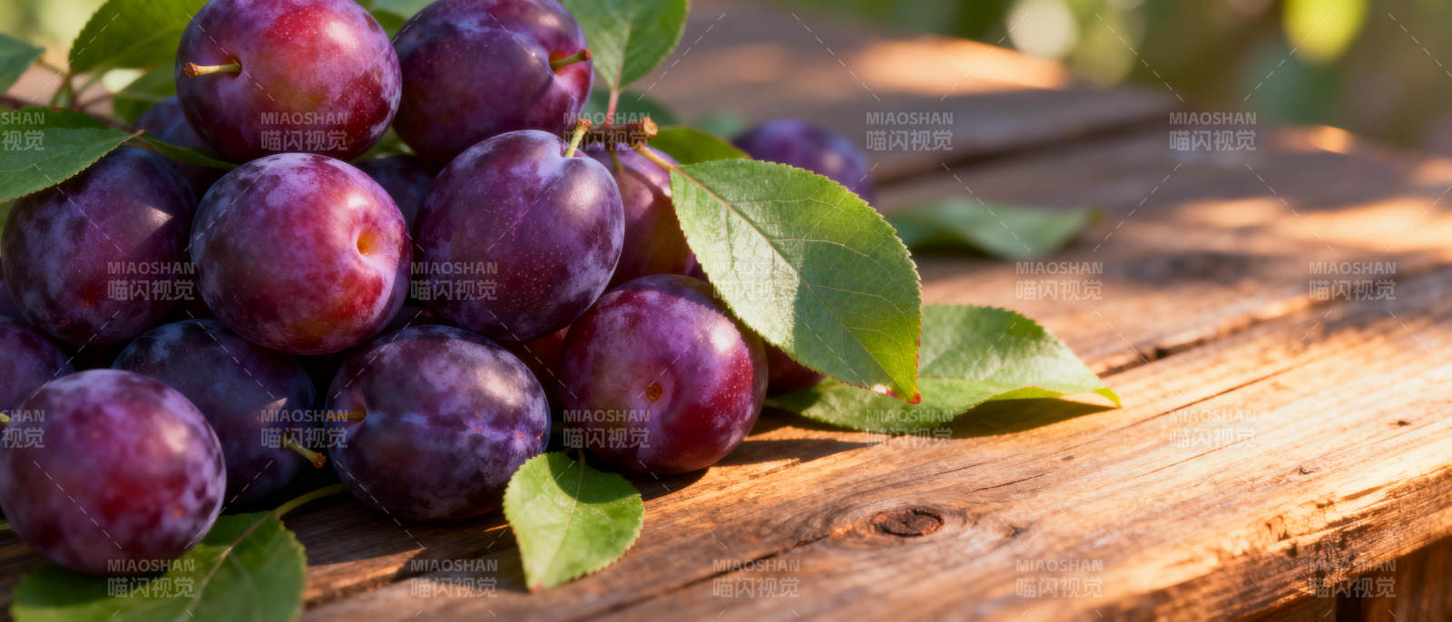紫李鲜果静置木桌图片