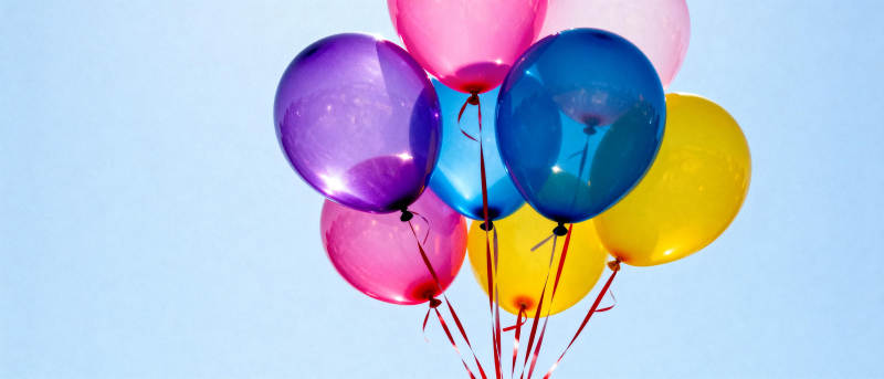 彩色气球飘蓝天图片