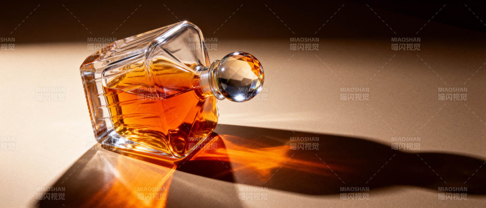 琥珀酒液光影交错图片