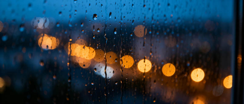 雨夜灯火朦胧图片