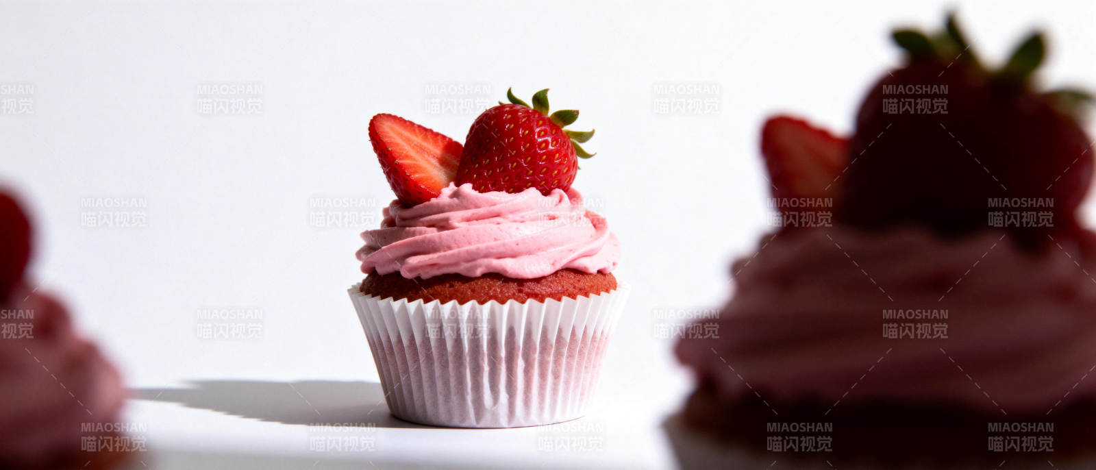 草莓奶油纸杯蛋糕图片