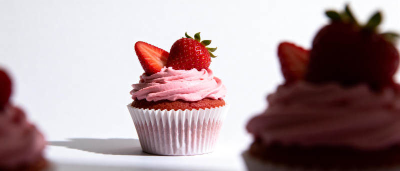 草莓奶油纸杯蛋糕图片