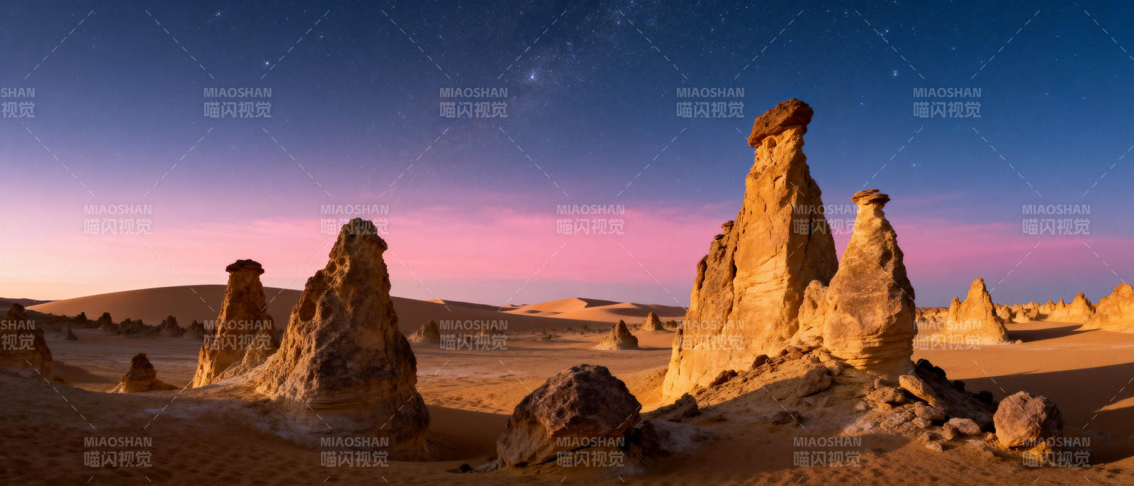 沙漠奇岩夜景图片