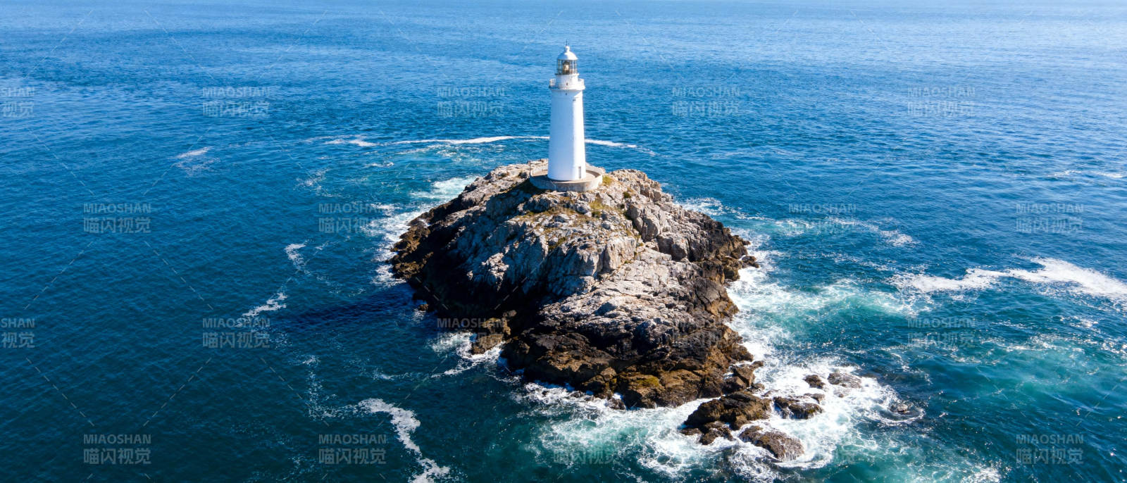 灯塔矗立海中岩图片