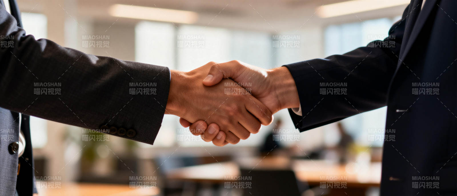 商务握手合作图片